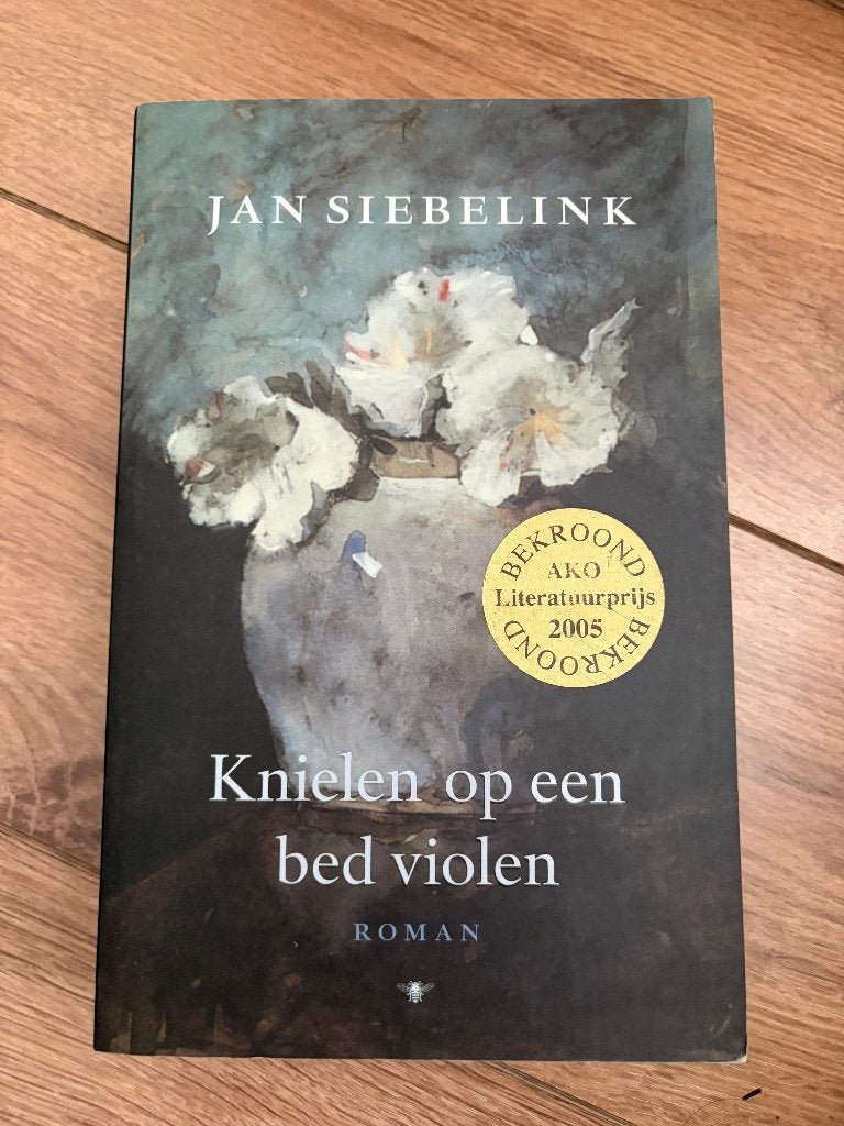 Jan Siebelink - Knielen op een bed Violen, Ophalen of Verzenden, Zo goed als nieuw, Jan Siebelink, Nederland