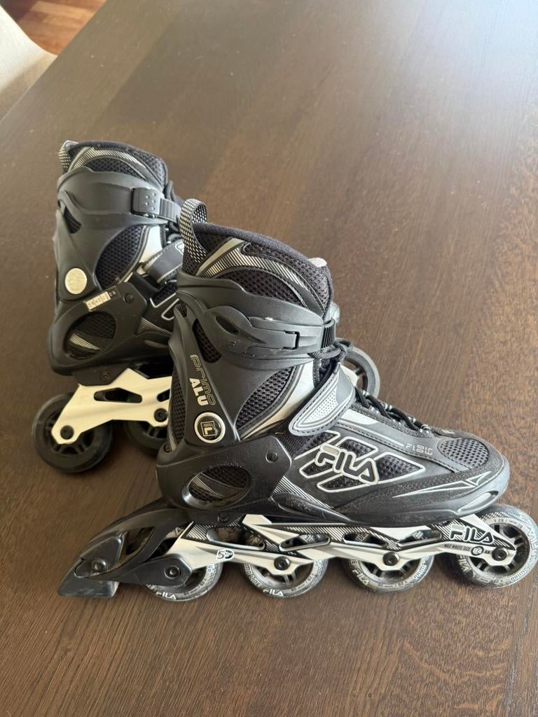 Fila Primo Alu Zwart/Grijs Skeelers maat 40, Sport en Fitness, Skeelers, Ophalen of Verzenden, Zo goed als nieuw