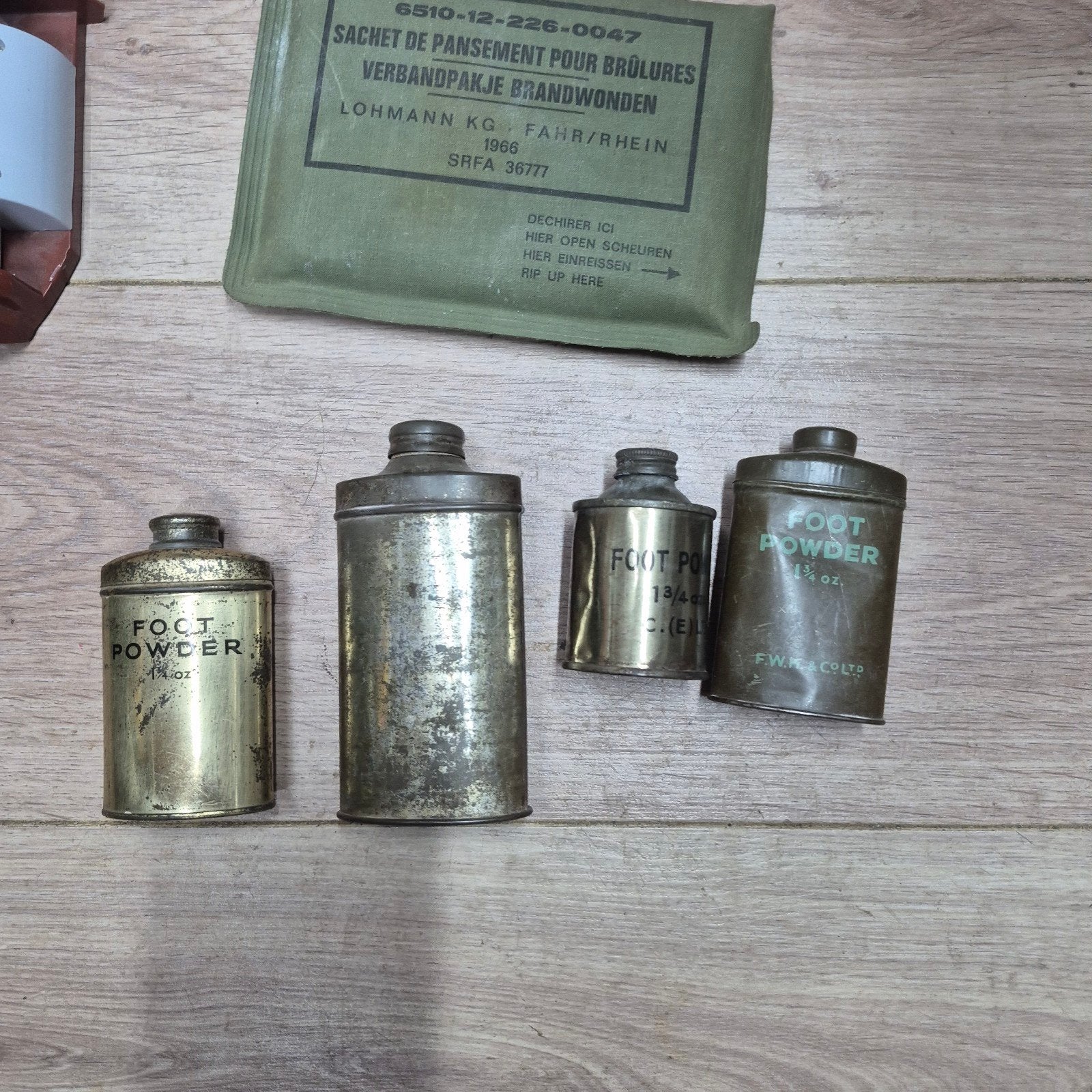 Vintage militaire voetpoederblikjes en verbandpakje, Ophalen of Verzenden, Overige soorten, Overige gebieden, Overige typen