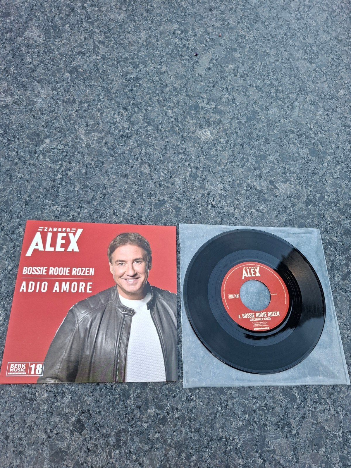 Alex - Bossie Rode Rozen / Adio Amore (2023), 7 inch, Ophalen of Verzenden, Levenslied of Smartlap, Beschermende buitenhoes