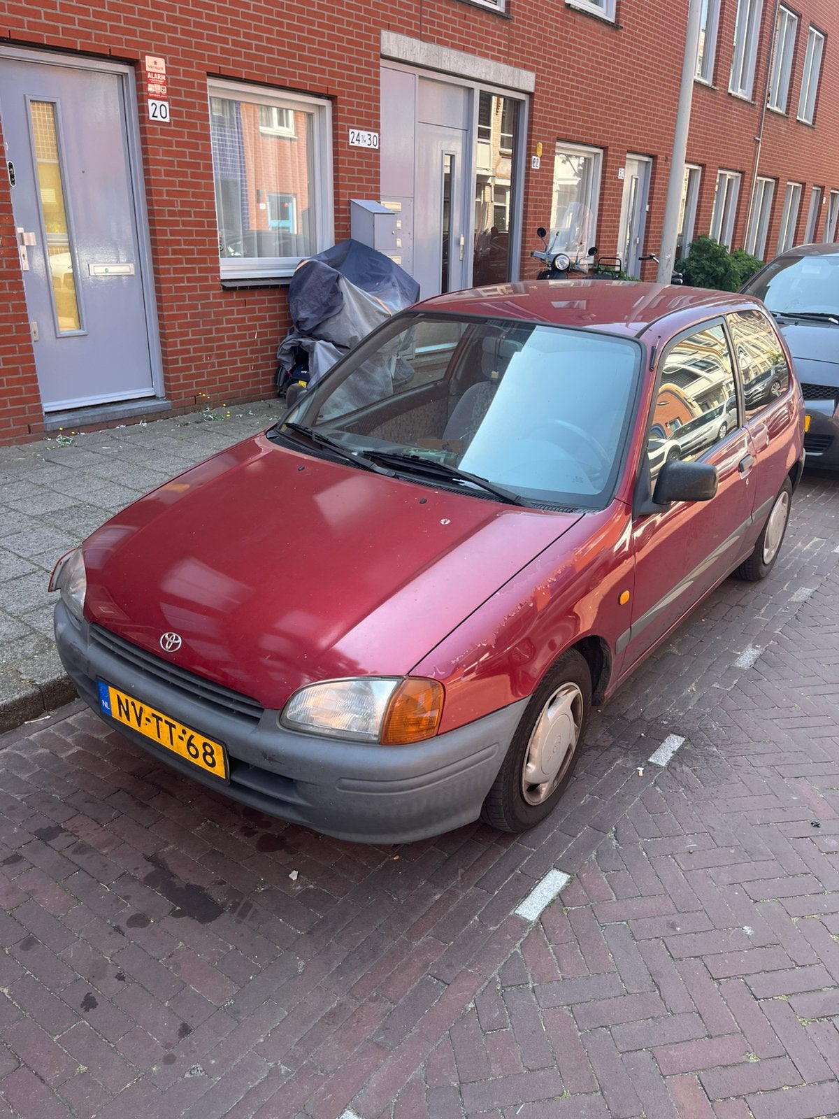 Toyota Starlet 1.3 16V AUT 1996 Rood, Auto's, Toyota, 4 cilinders, Starlet, 400 kg, Origineel Nederlands
