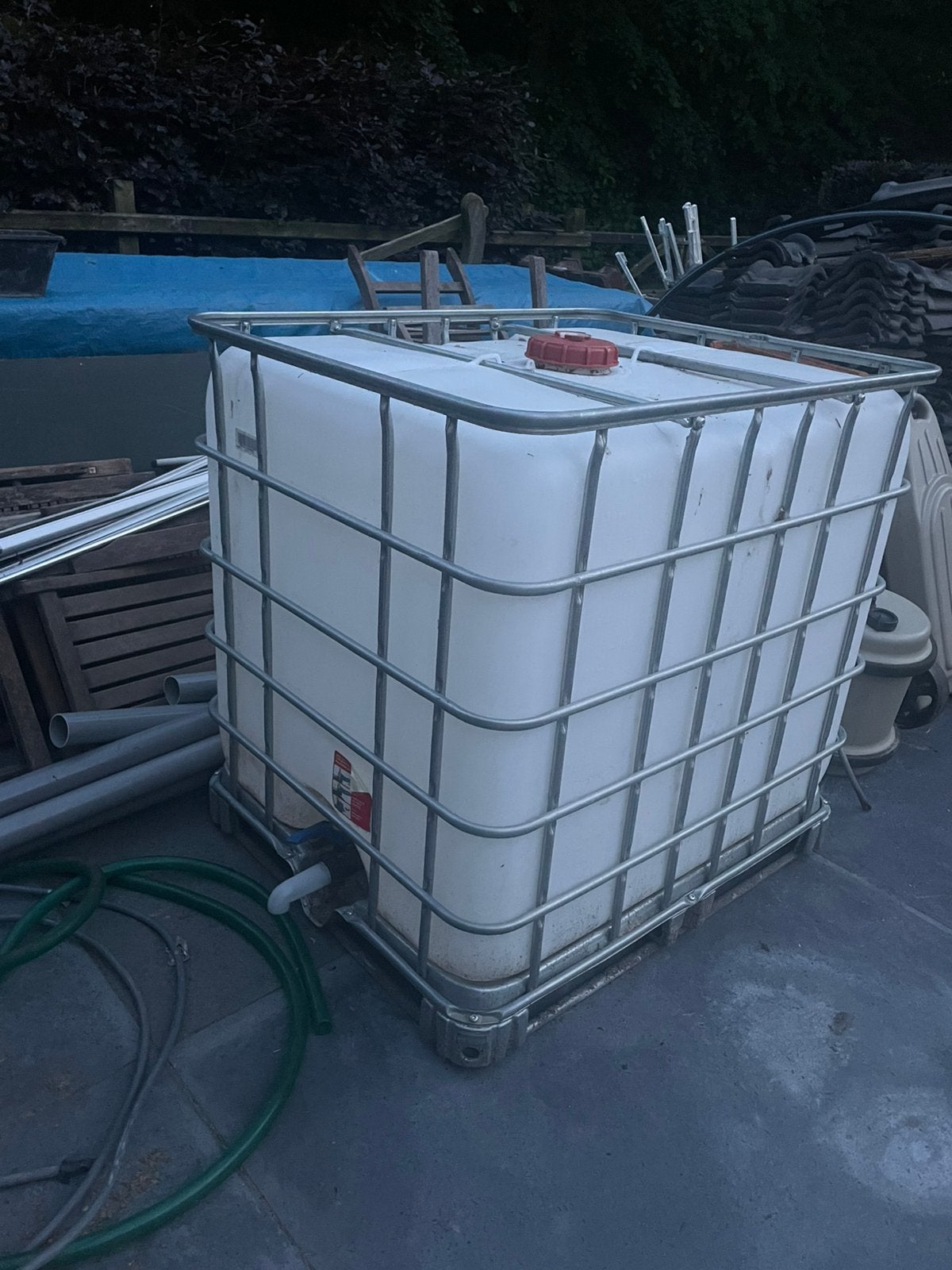 IBC watervat, paarden, schapen, Tuin en Terras, Regentonnen, 150 liter of meer, Ophalen, Zo goed als nieuw, Met kraantje
