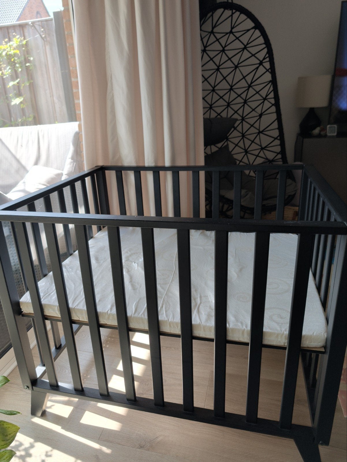Zwarte box 98x78 met matras, zgan, Kinderen en Baby's, Ophalen, Zo goed als nieuw