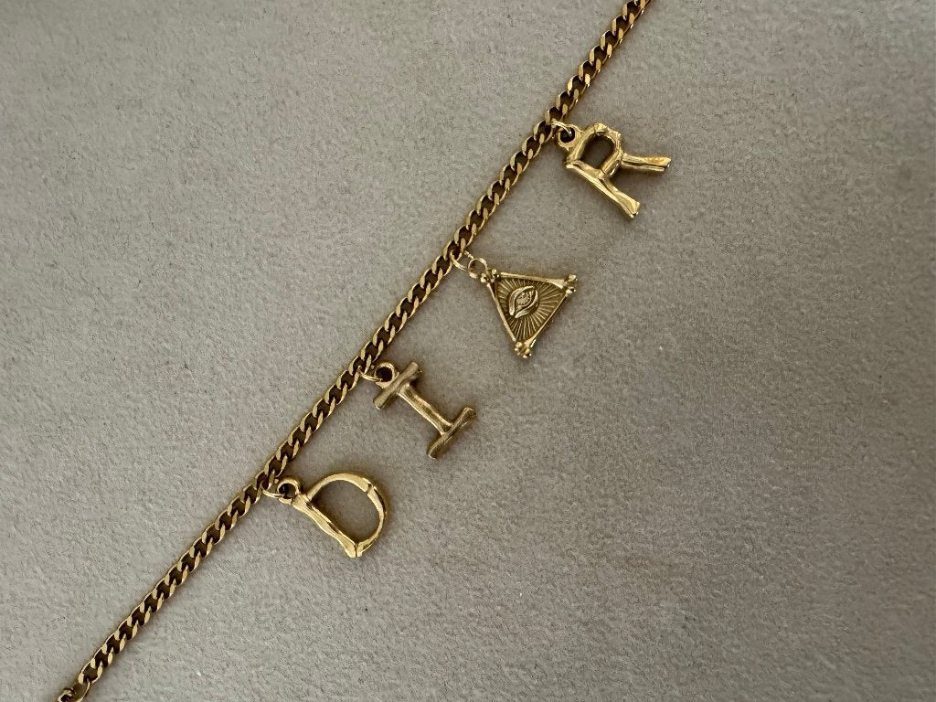 Gouden vintage stijl letter bedel armband met oogje verguld, Staal, Nieuw, Ophalen of Verzenden, Met bedels of kralen
