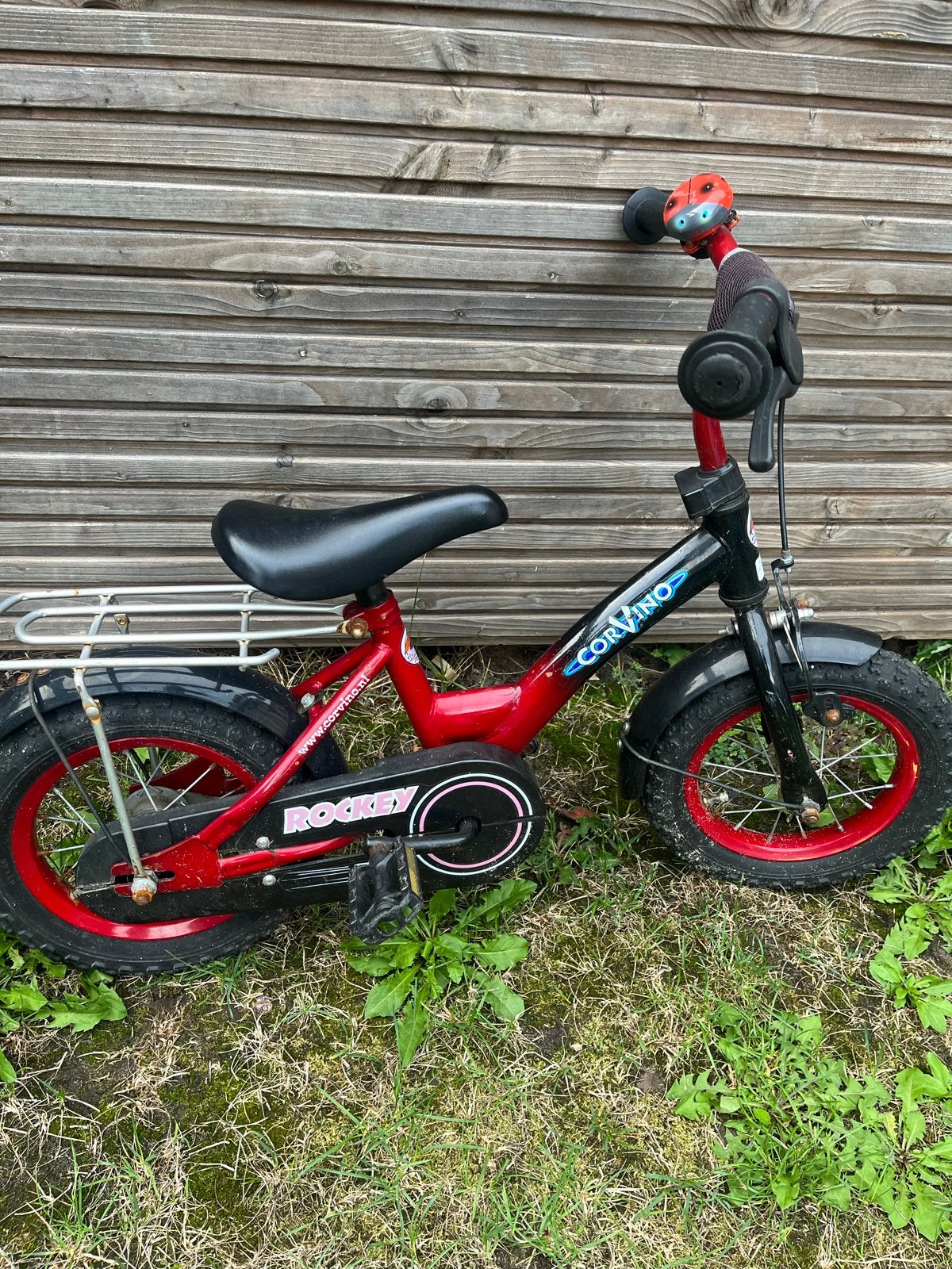 Corvino Rockey Kinderfiets 12 inch - Rood/Zwart, Fietsen en Brommers, Fietsen | Kinderfietsjes, Ophalen, Gebruikt, Terugtraprem