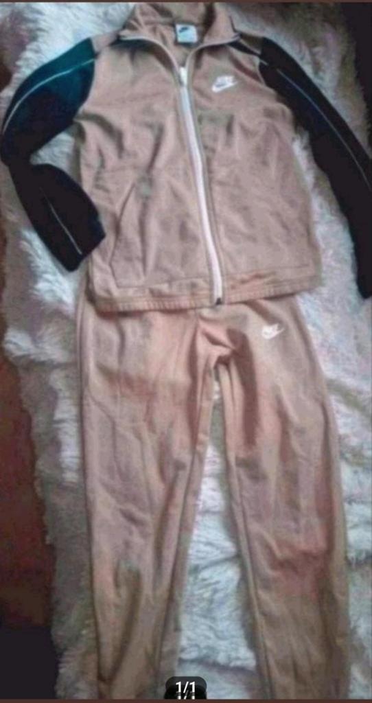 Nike Trainingspak Beige Maat S (128-137), Kinderen en Baby's, Kinderkleding | Maat 128, Jongen of Meisje, Ophalen of Verzenden