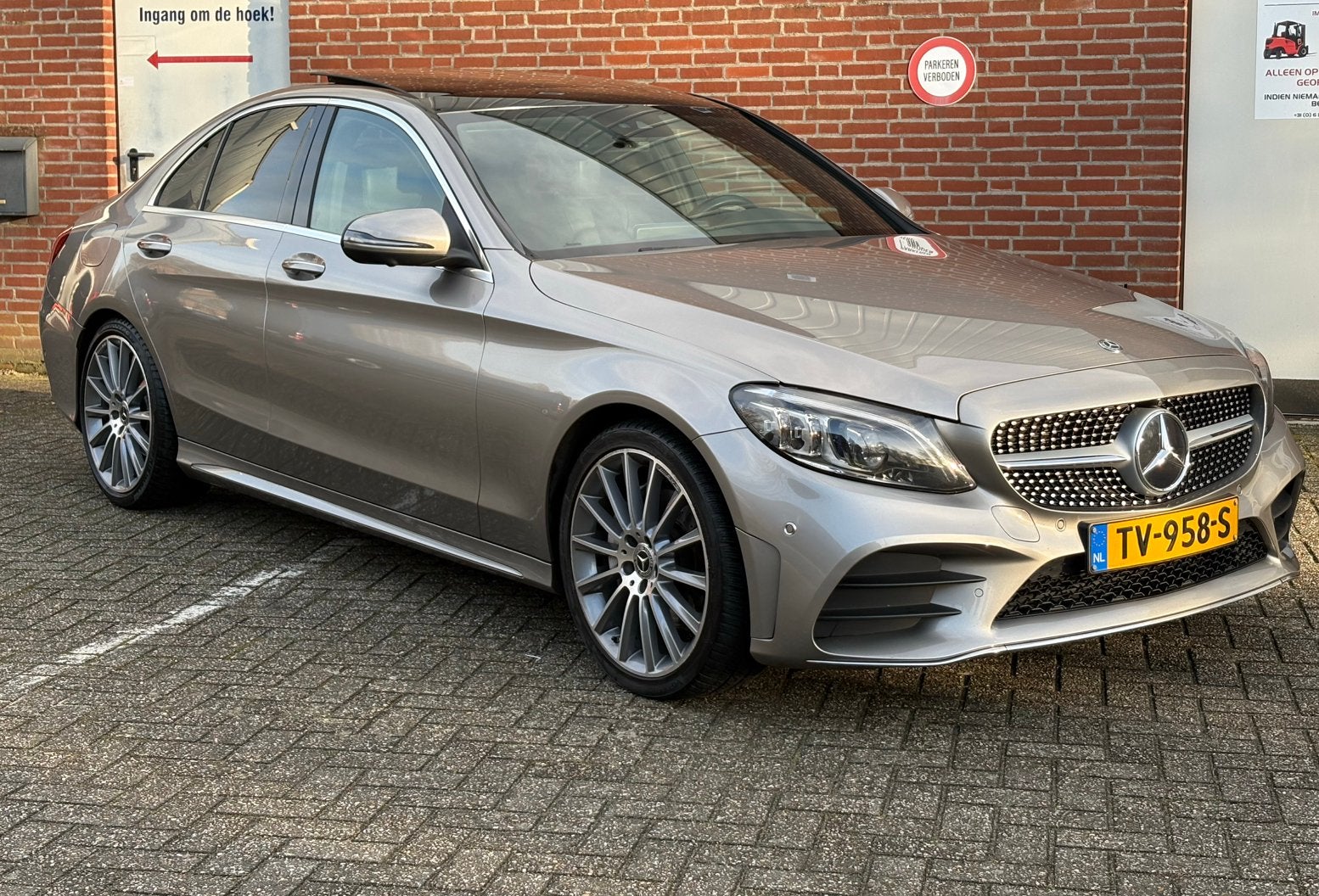 Mercedes-Benz C-Klasse C200 184pk 9G-TRONIC 2018 Grijs, 1800 kg, Zwart, 4 cilinders, 75 €/maand