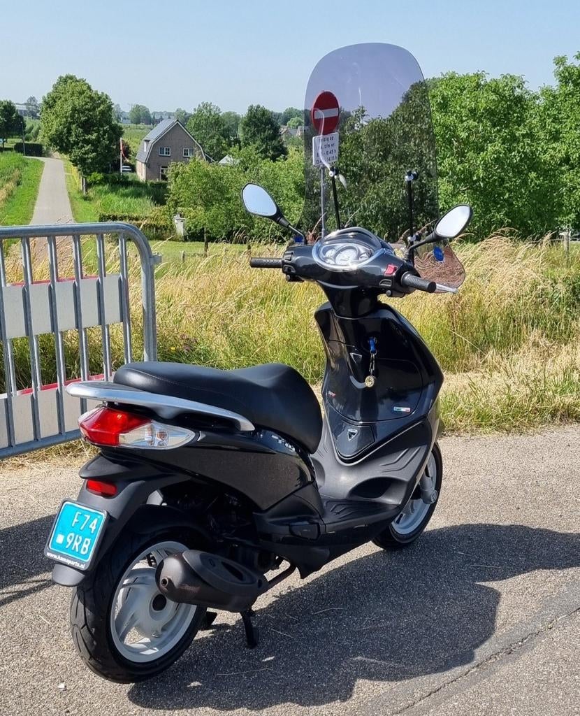Piaggio New Fly Scooter - Weinig kilometers!, Ophalen of Verzenden