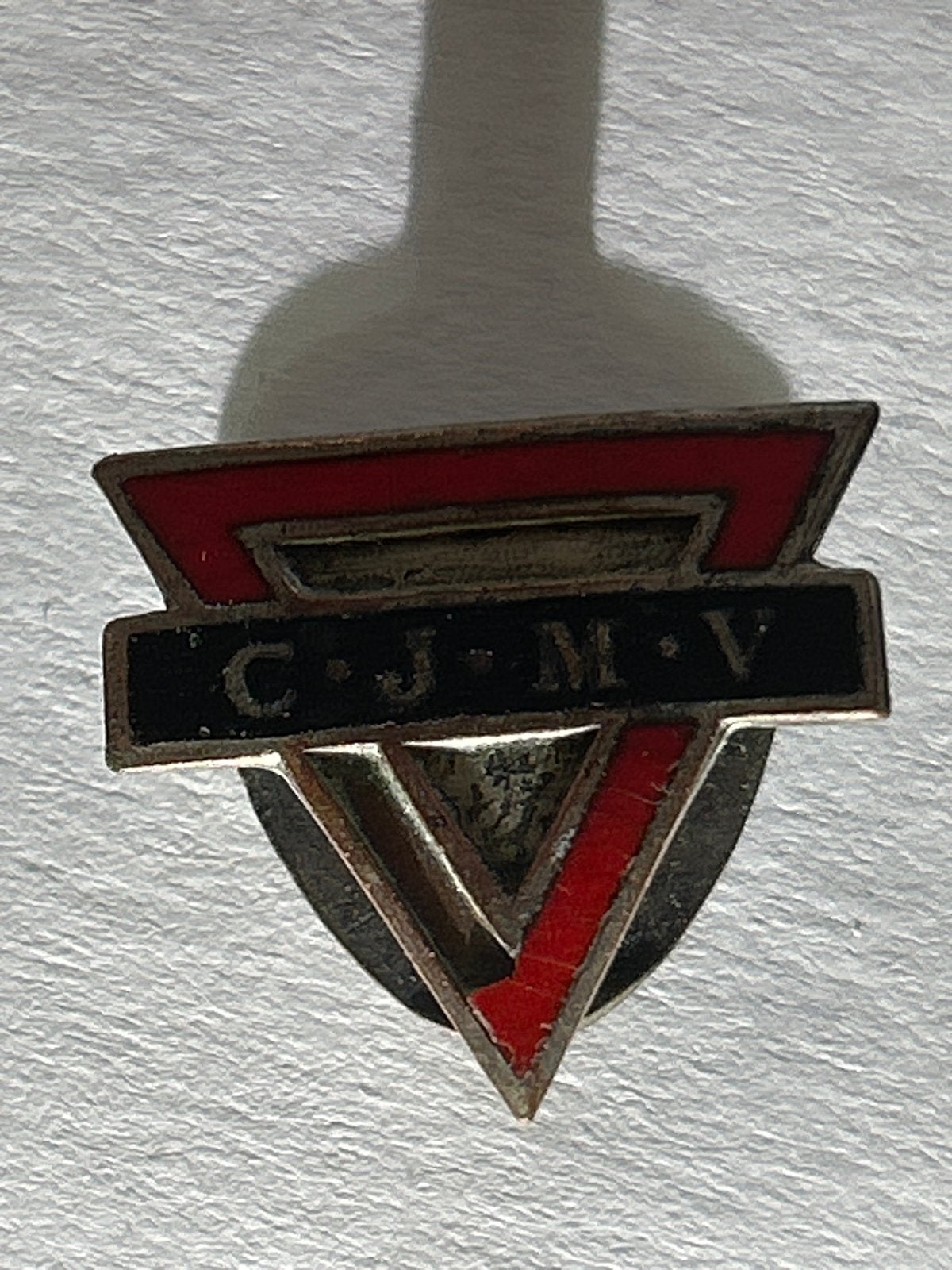 Vintage CJMV Speldje - Zwart en Rood Driehoekig Design, Ophalen of Verzenden, Gebruikt, Overige onderwerpen, Speldje of Pin