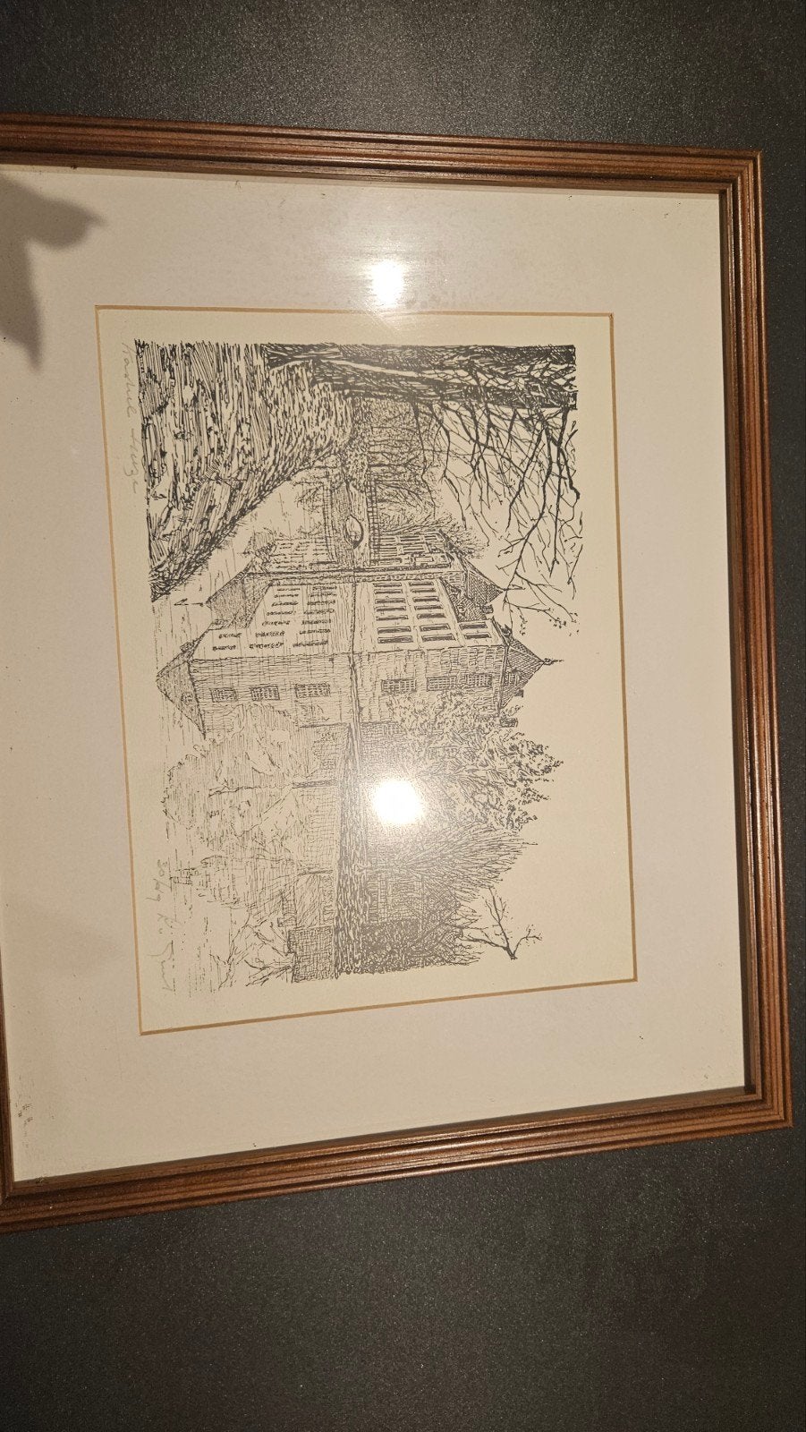 Ingelijste pentekening van landhuis aan het water, Ophalen of Verzenden, Tekening, Pentekening, Genummerd