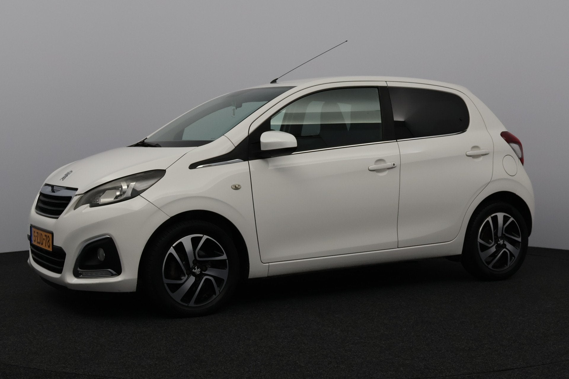Peugeot 108 1.0 VTi Allure/ AUTOMAAT!/ LED Dagrijverl/ Media, Euro 5, Stof, Gebruikt, Zwart
