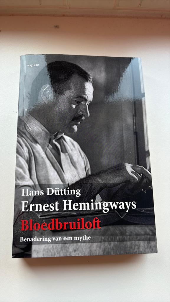 Hans Dütting - Ernest Hemingways bloedbruiloft, Ophalen of Verzenden, Zo goed als nieuw, Hans Dütting