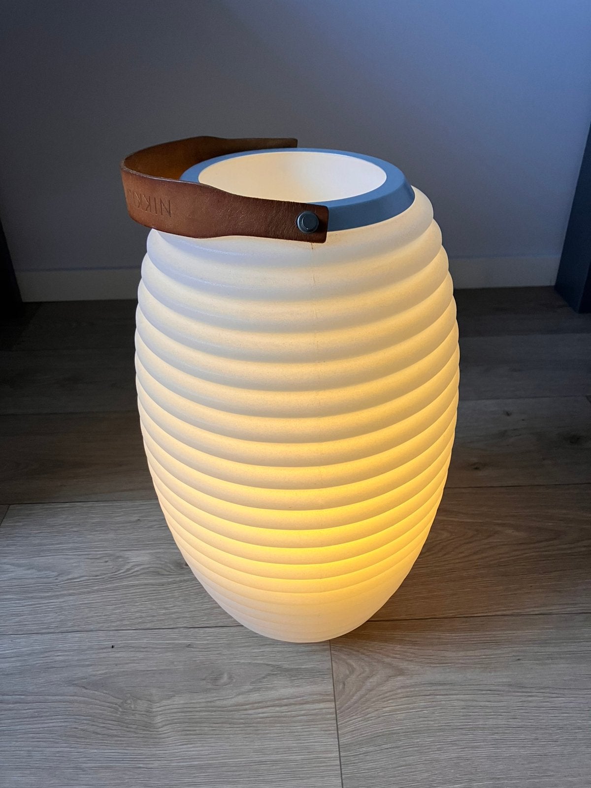 Stijlvolle LED lamp met muziekboxje en lederen handvat, Minder dan 50 watt, Wandlamp, Ophalen of Verzenden, Led