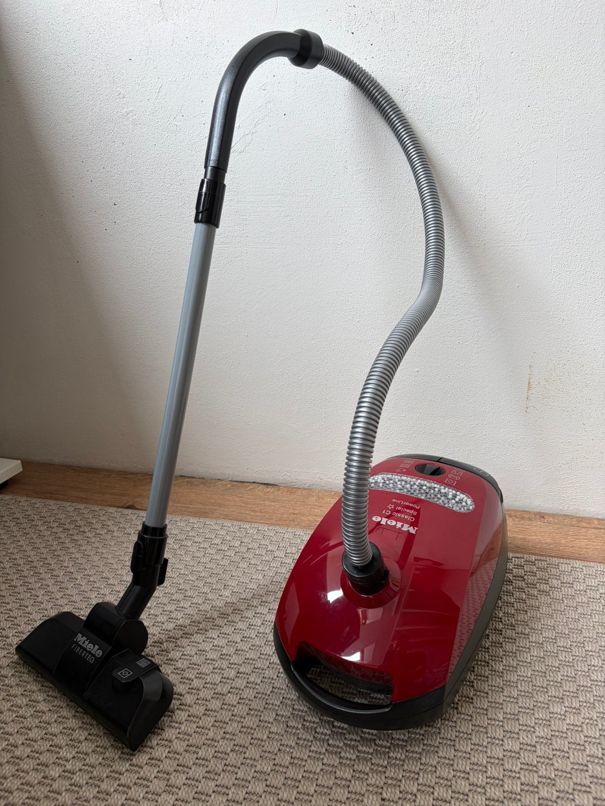 Miele speelgoedstofzuiger Rood, Ophalen, Zo goed als nieuw, Overige typen, Met wieltjes