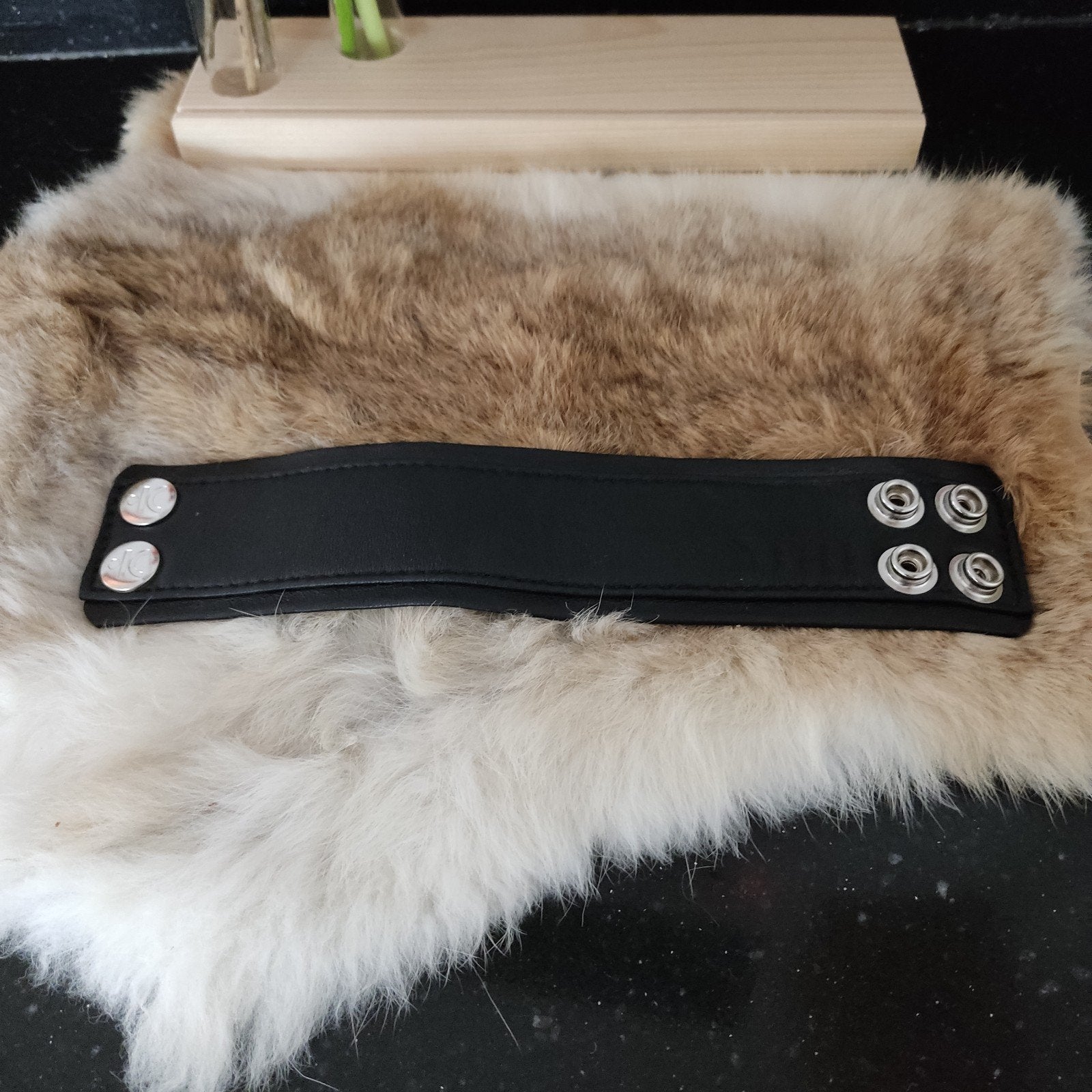 Stoere Vintage Kenneth Cole Zwarte Manchet Armband Y2K Desig, Ophalen of Verzenden, Gebruikt, Zwart, Leer