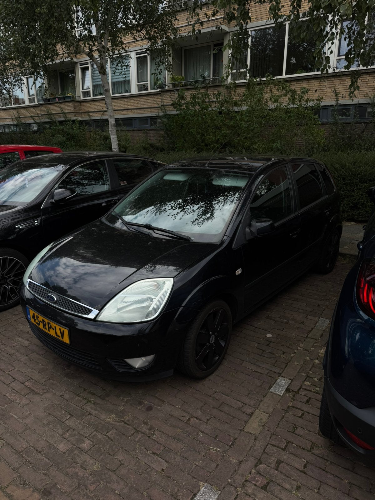 Ford Fiësta 1.6 16V 5DR 2005 Zwart lees advertentie!, Voorwielaandrijving, 1596 cc, 40 €/maand, Zwart