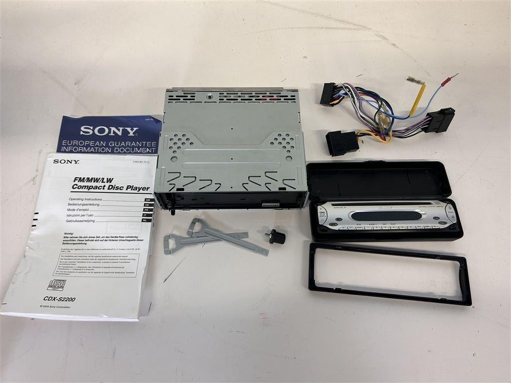 A7376. Sony CDX-S2200 autoradio, cd speler met doos, Ophalen of Verzenden, Gebruikt