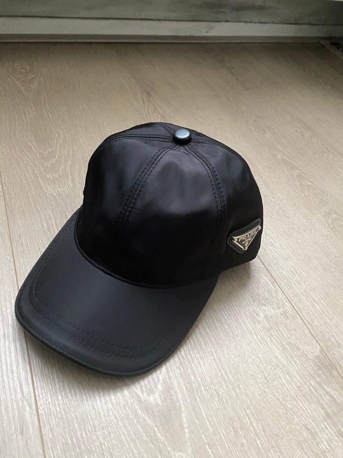 Prada pet - Zwart nylon met logo - Maat M, Kleding | Dames, Hoeden en Petten, Ophalen of Verzenden, Zo goed als nieuw, Pet
