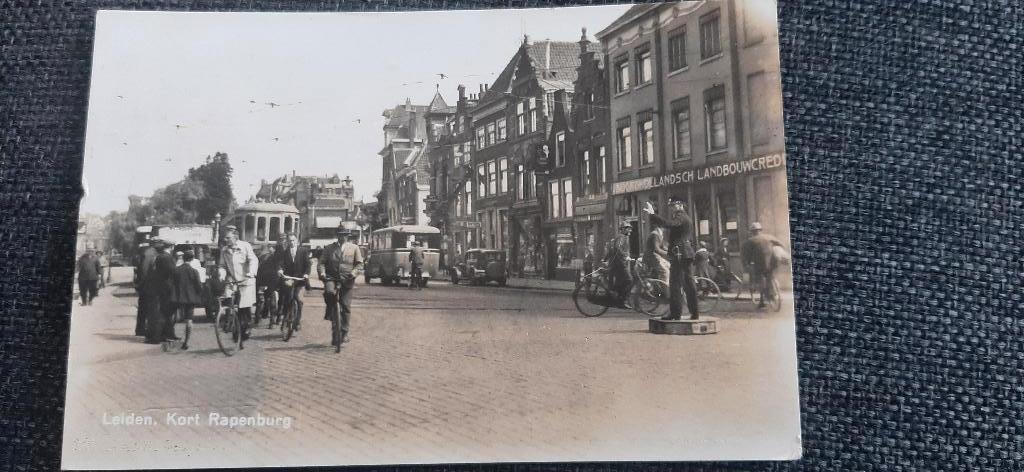 FOTOKAART   LEIDEN,   KORT  RAPENBURG ( POLITIEMAN ), Ophalen of Verzenden, 1920 tot 1940, Gelopen, Zuid-Holland