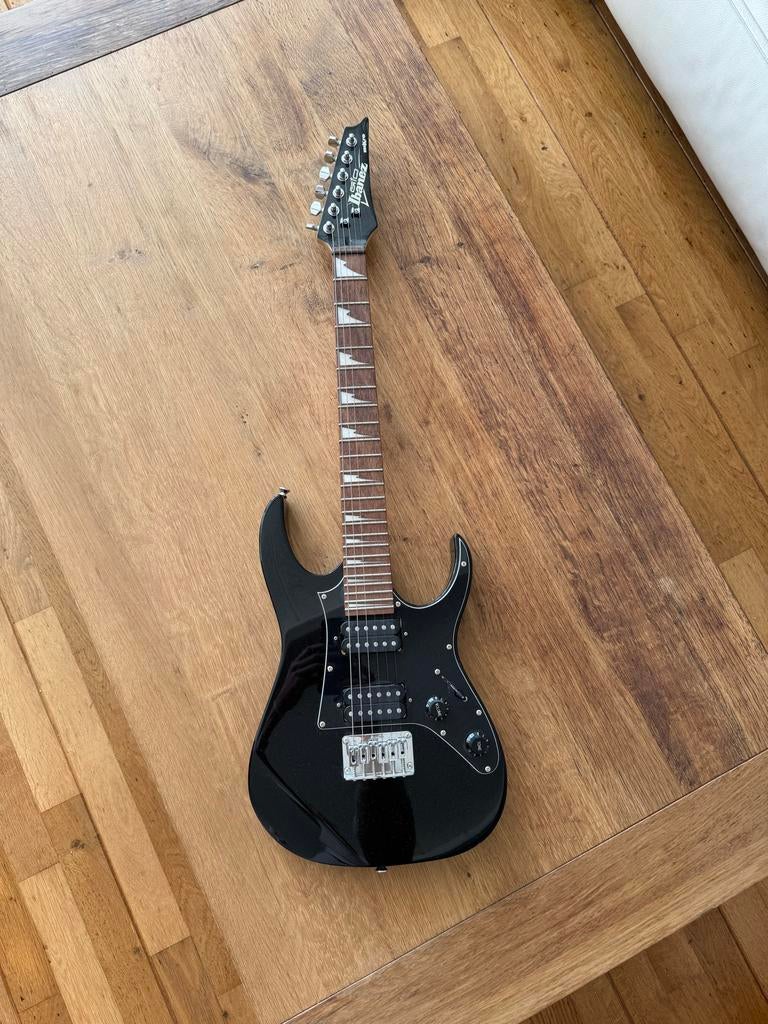 Zwarte Ibanez 3/4 elektrische gitaar, twee stuks, Ophalen, Gebruikt, Solid body, Ibanez