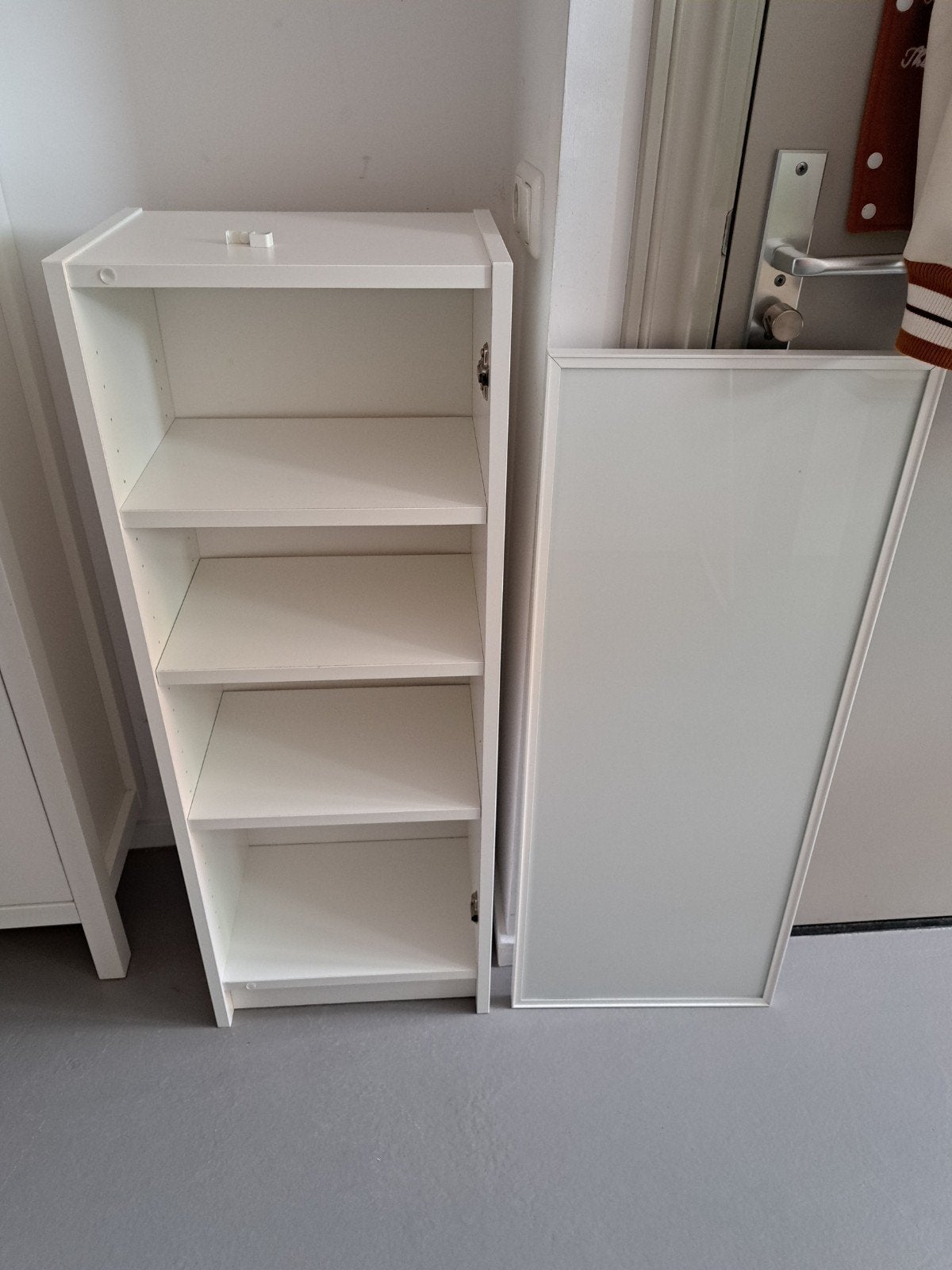 Ikea BILLY kastje met HÖGBO vitrinedeur, Huis en Inrichting, Kasten | Boekenkasten, Ophalen, Minder dan 50 cm, Zo goed als nieuw
