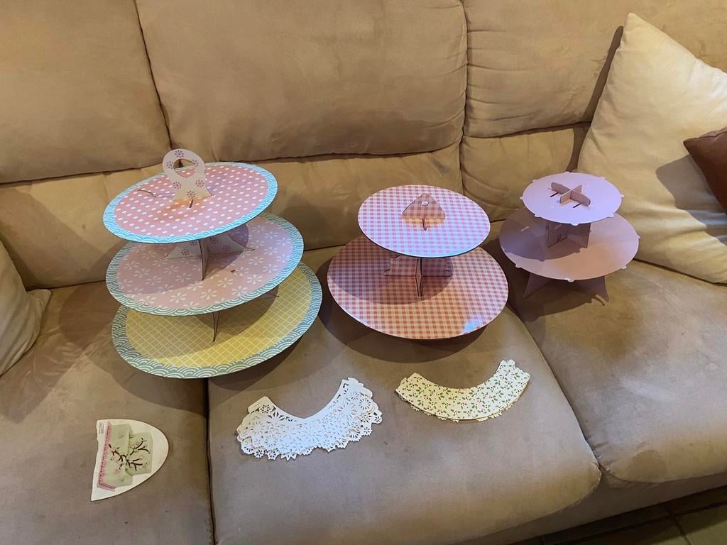 Drie kartonnen demontabele etageres, Ophalen of Verzenden, Zo goed als nieuw, Cupcakes, Serveervorm