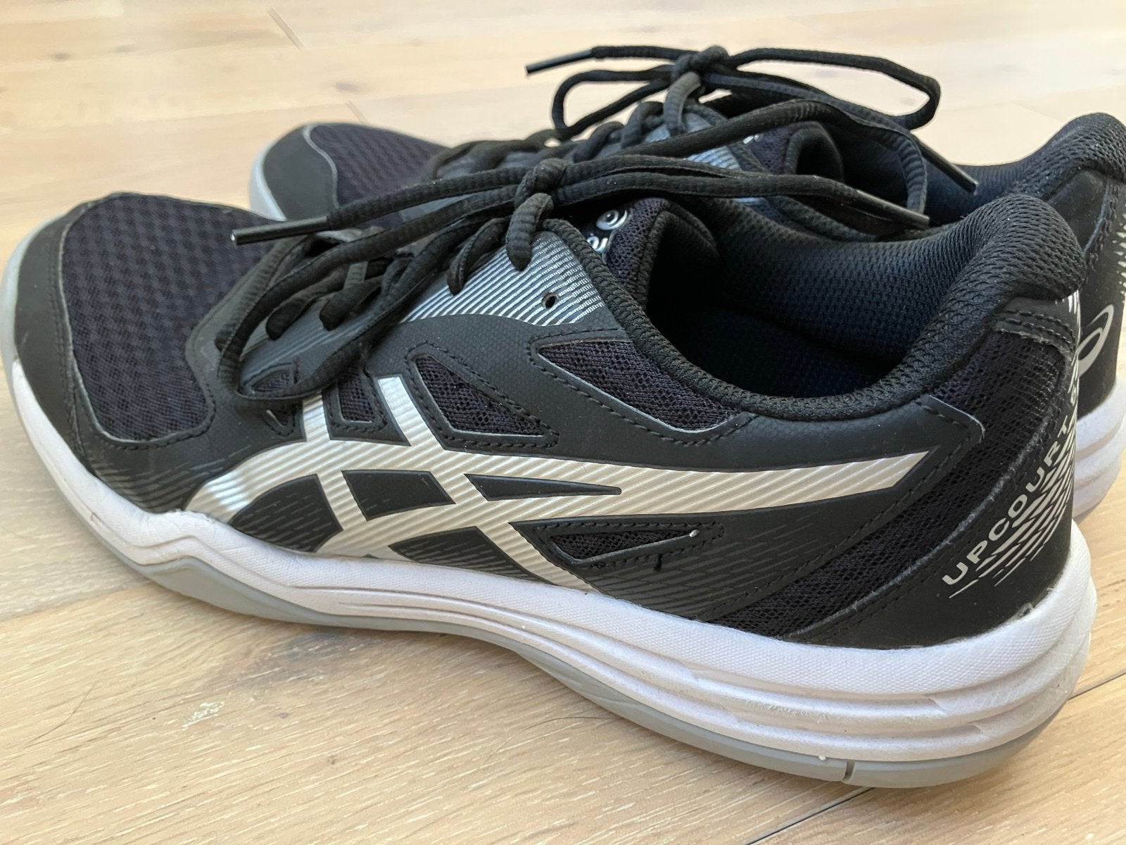 ASICS Upcourt 5 Zaalschoenen - Zwart - Maat 43,5, Ophalen of Verzenden, Zo goed als nieuw