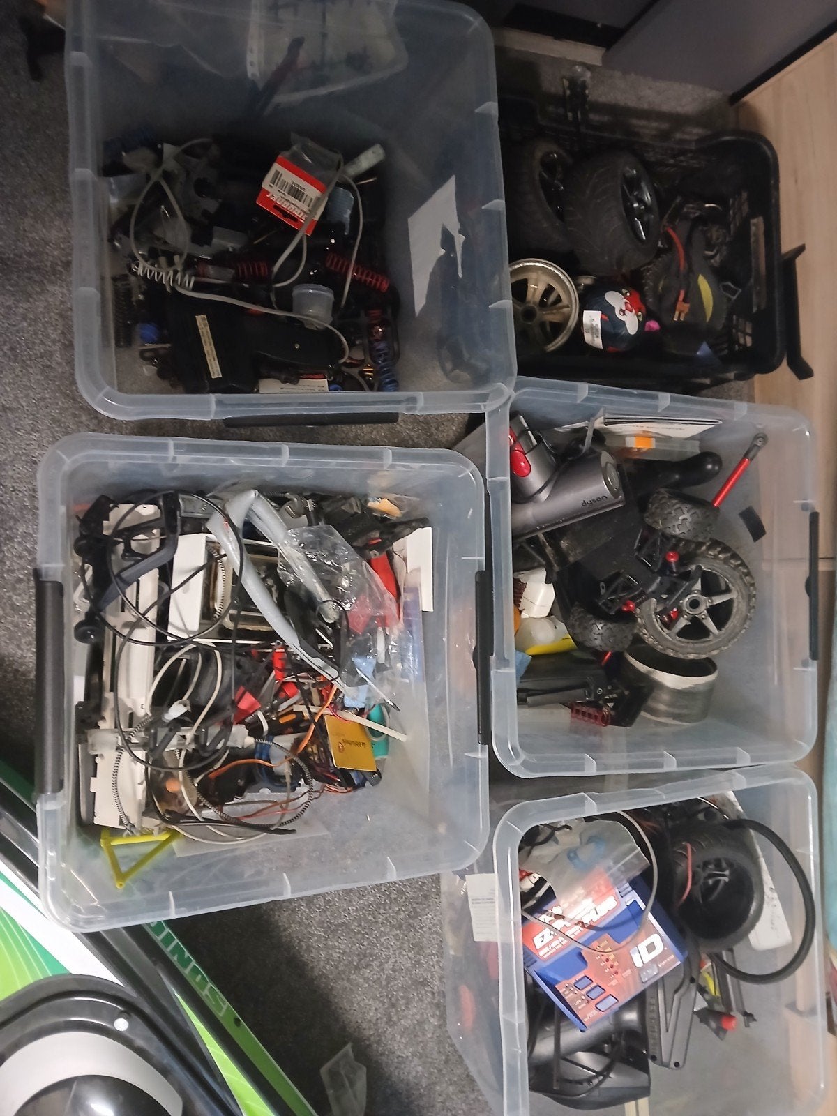 einde hobby afstand bestuurbare auto's en boten., Ophalen of Verzenden, Overige schalen, Auto offroad