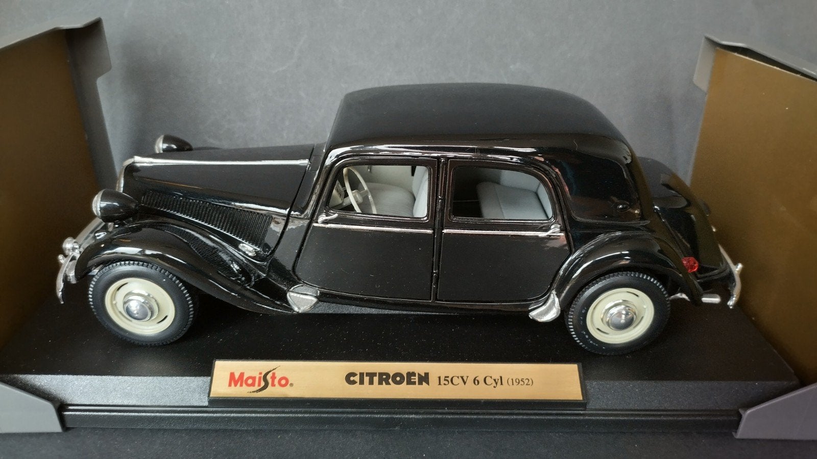 Citroen Traction Avant 15/6 1:18 Maisto Pol, Maisto, Auto, Verzenden, .