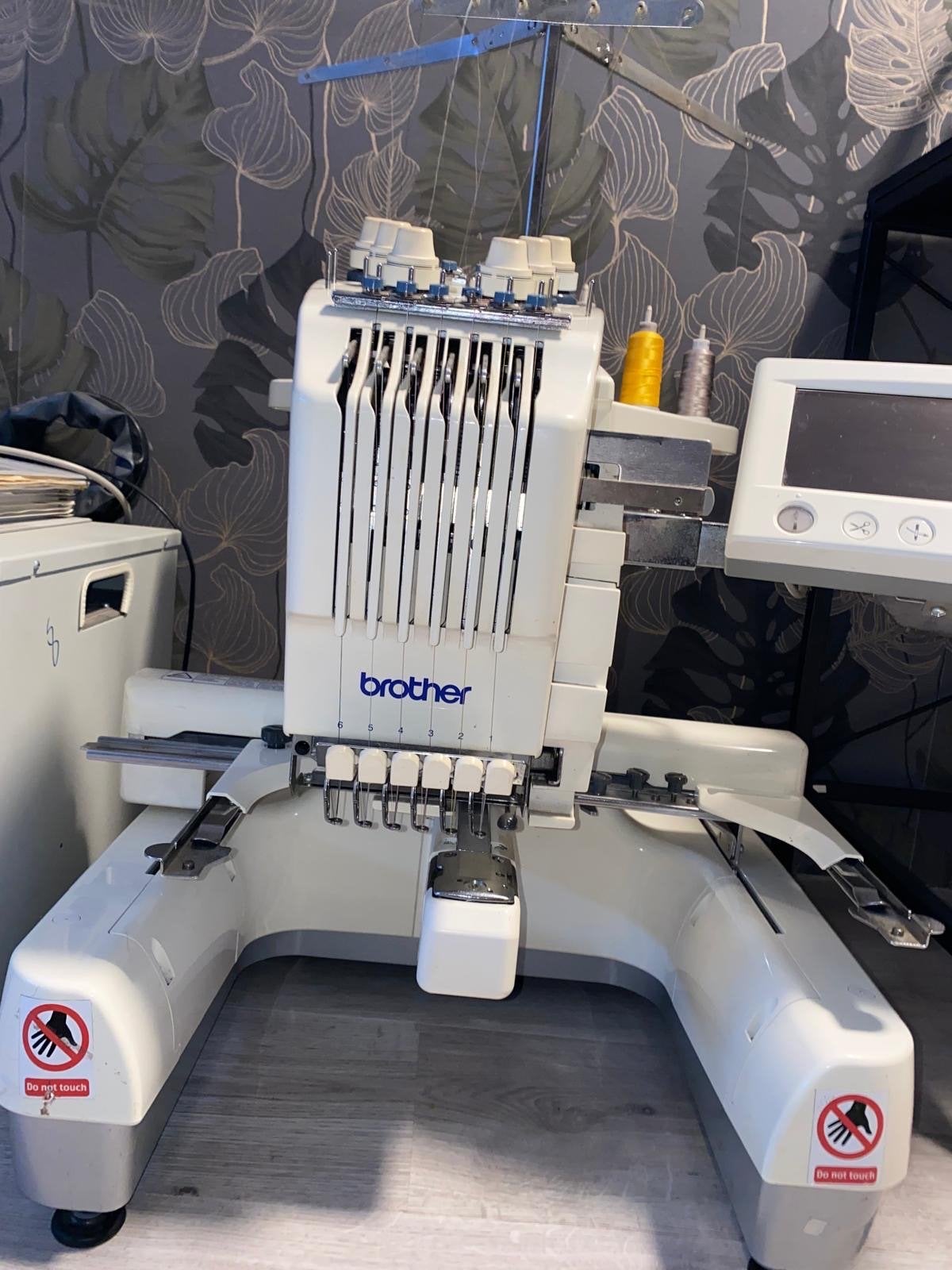 Brother PR600 borduurmachine, Hobby en Vrije tijd, Naaimachines en Toebehoren, Ophalen, Gebruikt, Naaimachine, Industrieel
