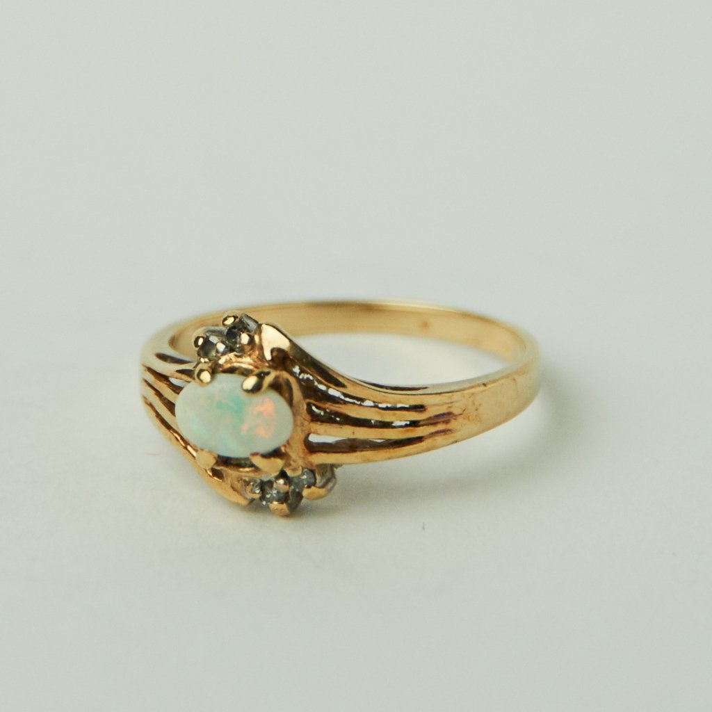 Vintage gouden ring met opaal engeland antiek, Ophalen of Verzenden, Zo goed als nieuw, 17 tot 18, Met edelsteen