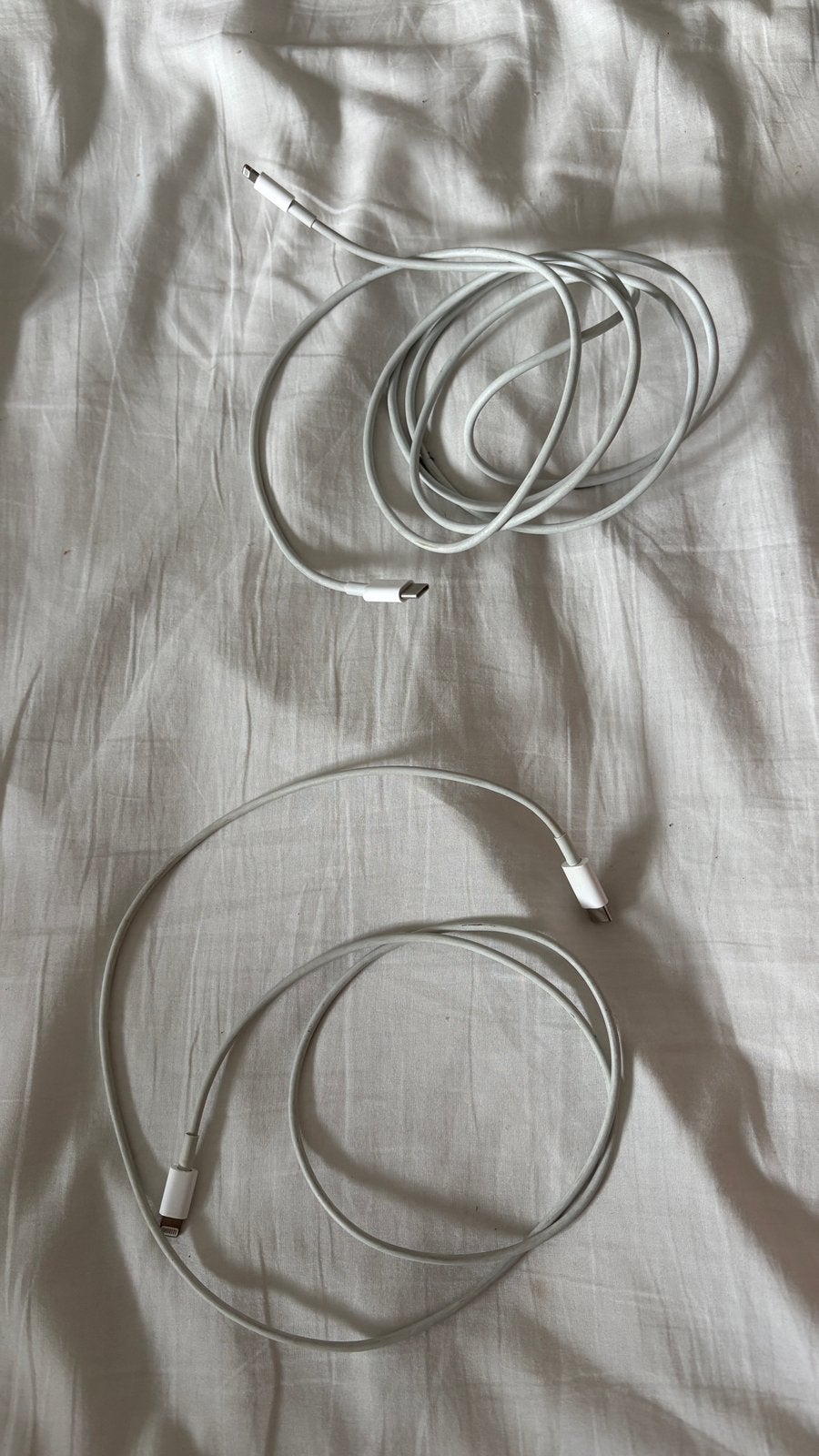 Twee apple lighting opladers, Lightning, Zo goed als nieuw, Oplaadkabel, Apple