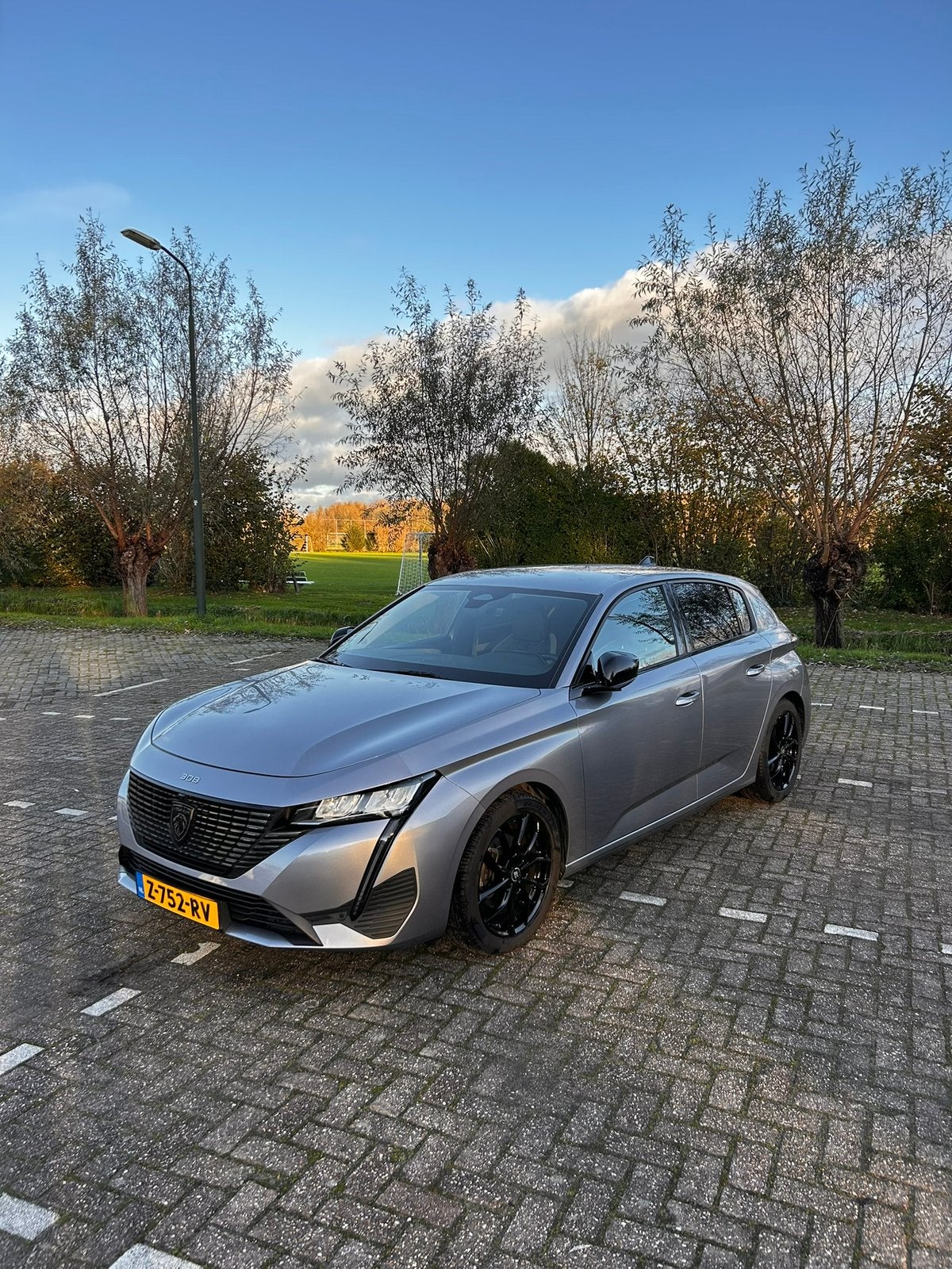 Peugeot 308 1.2 Puretech 130pk Eat8 2022 Grijs, Auto's, 1263 kg, 680 kg, 1199 cc, Leder en Stof