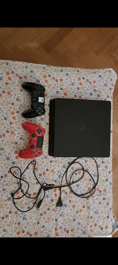 PS4 + twee controllers, 500 GB, Met 2 controllers, Ophalen of Verzenden, Zo goed als nieuw