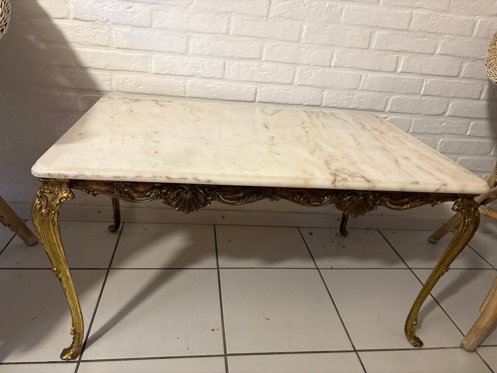 Antieke salontafel met marmeren blad en gouden onderstel, Ophalen