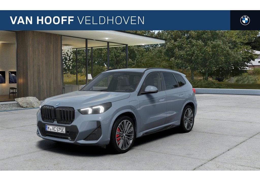 BMW X1 xDrive25e M Sport Automaat / Panoramadak / Trekhaak /, Auto's, BMW, Zwart, Stoelverwarming, Bedrijf, Hybride Elektrisch/Benzine