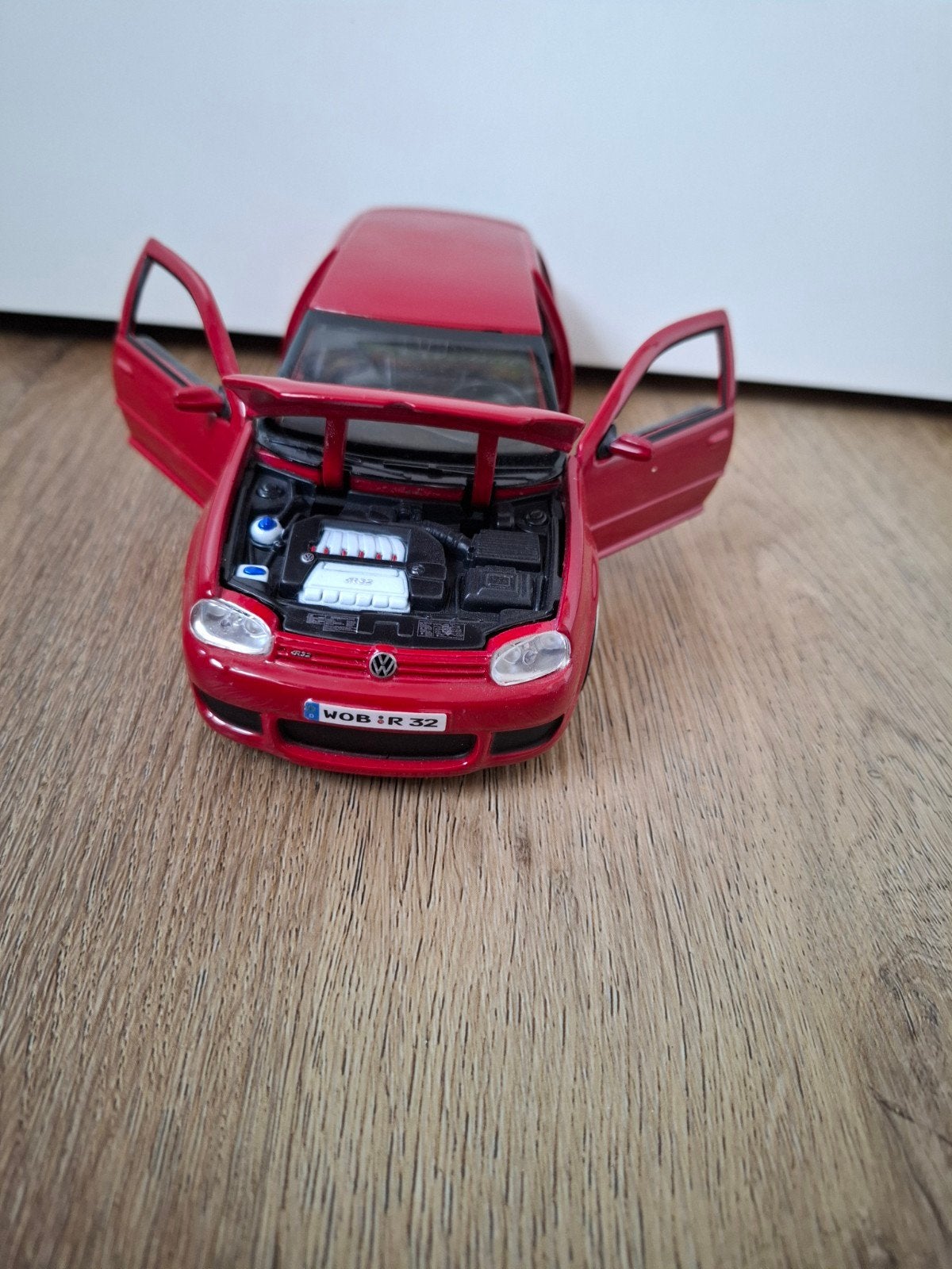 Volkswagen Golf R32 Schaalmodel Rood - Gedetailleerd, Ophalen of Verzenden, Zo goed als nieuw