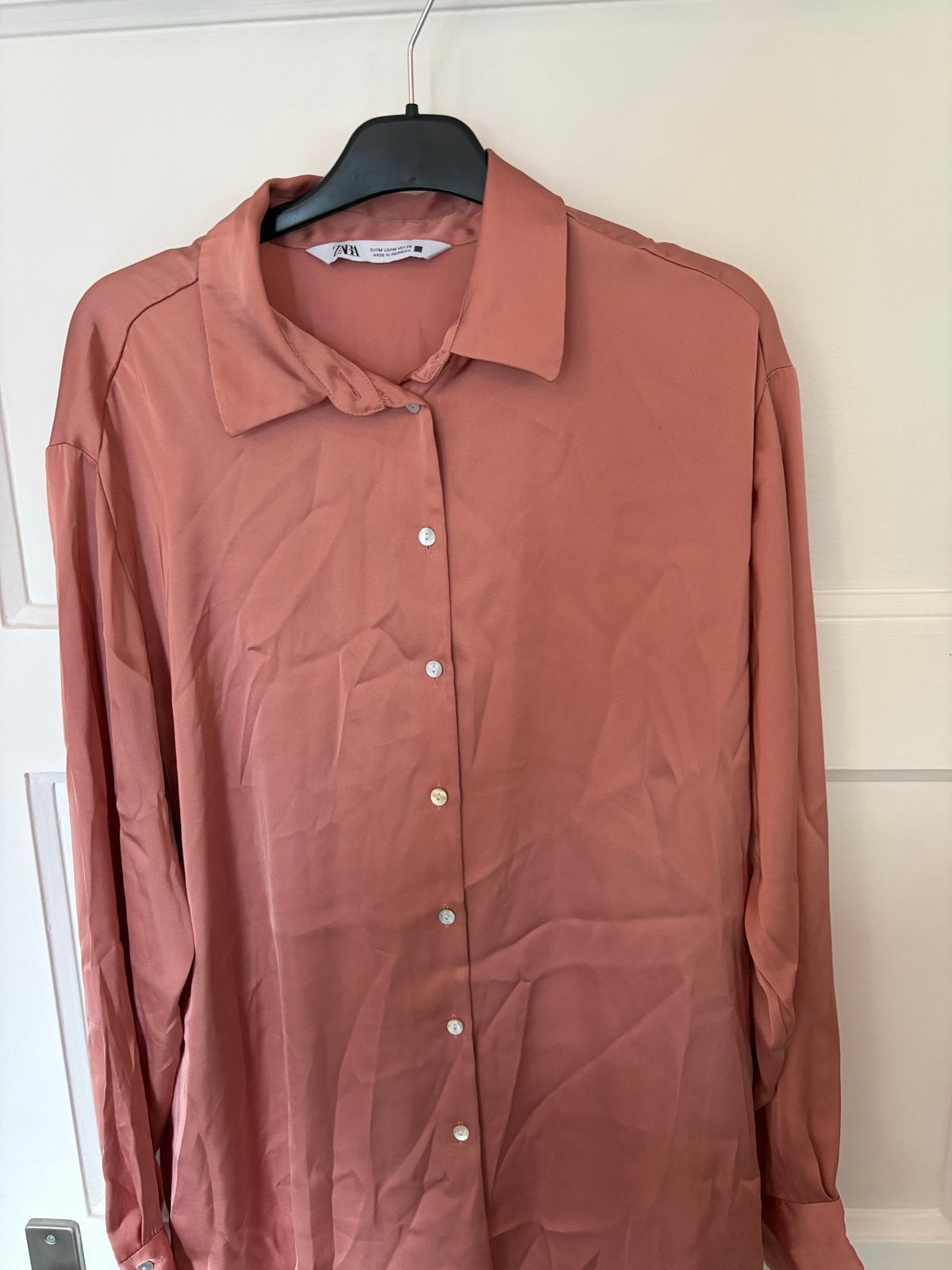 Zara satijnen blouse roze/zalmkleurig, Kleding | Dames, Blouses en Tunieken, Ophalen, Zo goed als nieuw, Maat 38/40 (M), Roze
