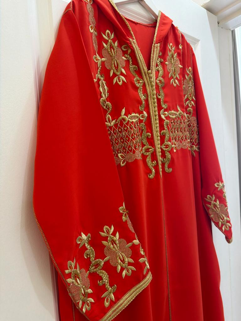 Prachtige oronge jellaba met gouden borduursels, Kleding | Dames, Gelegenheidskleding, Ophalen of Verzenden, Zo goed als nieuw
