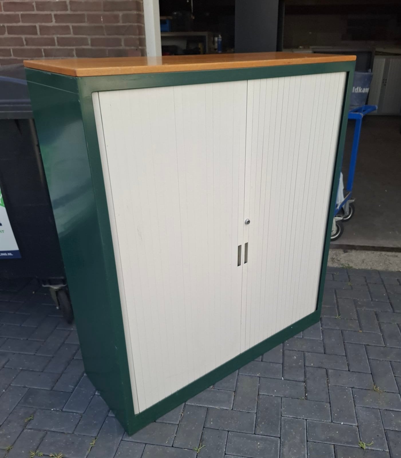 Metalen roldeurkast met 2 legborden, Ophalen, Gebruikt, 100 tot 150 cm, 50 tot 100 cm