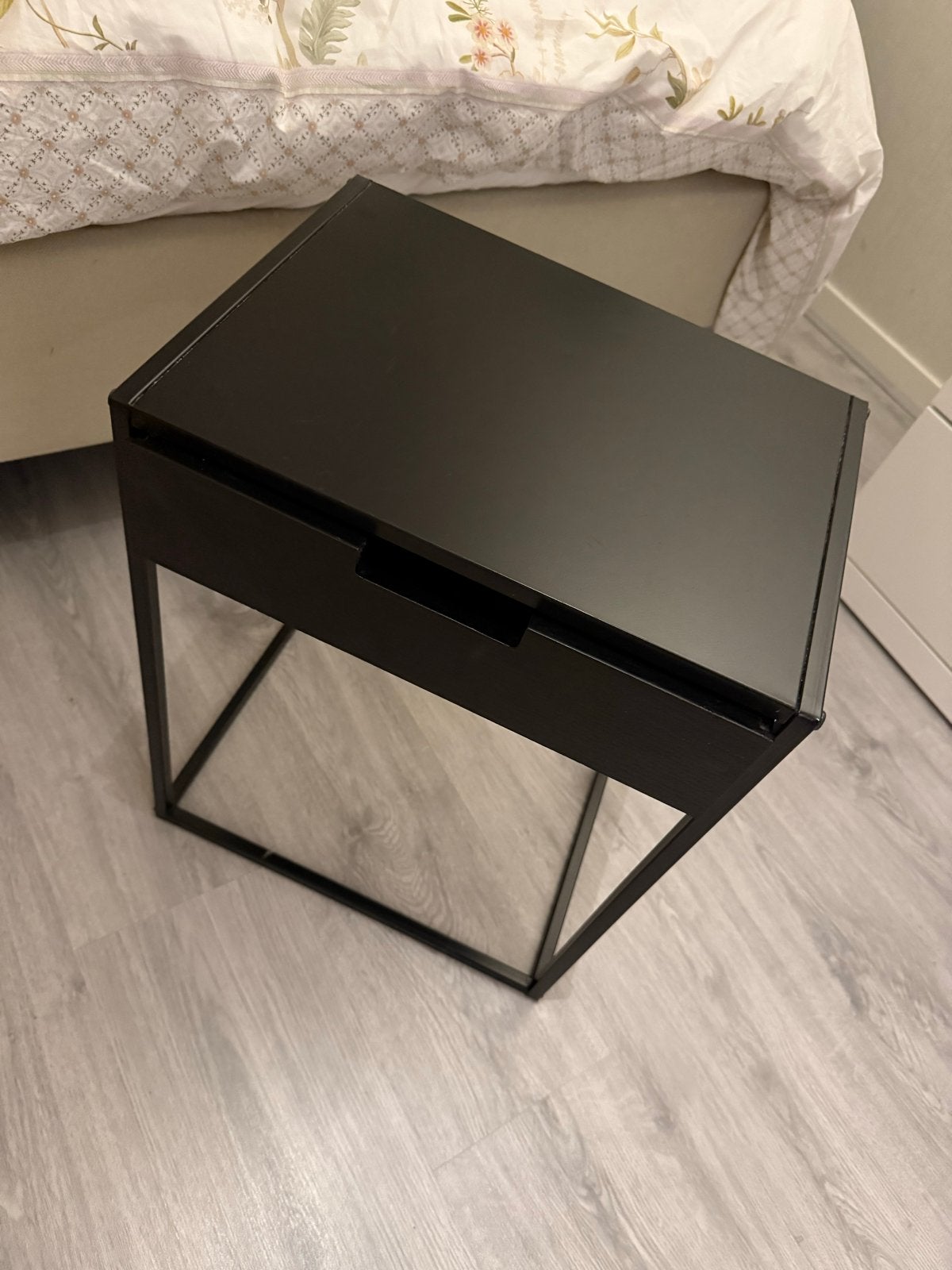Zwart nachtkastje met lade, Ophalen, Gebruikt, Minder dan 45 cm, Metaal of Aluminium