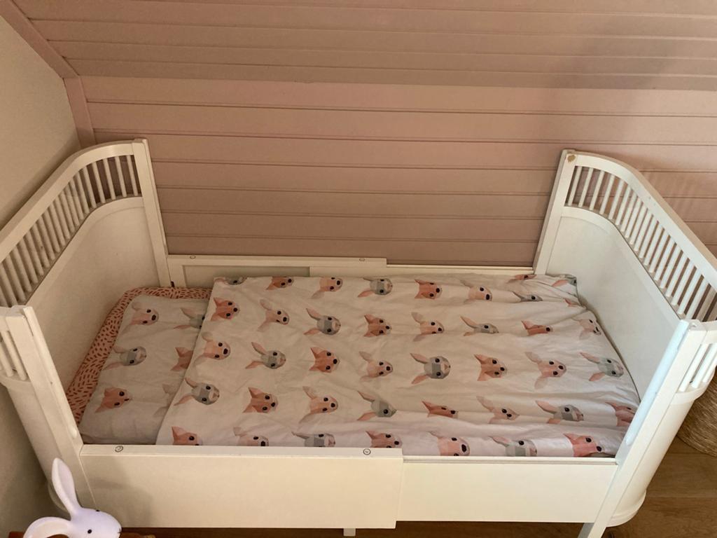 Complete set:Sebra Kili meegroeibed, matras en commode (wit), Kinderen en Baby's, Kinderkamer | Bedden, Gebruikt, 140 tot 160 cm