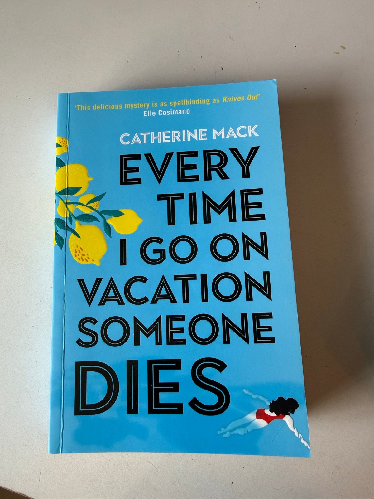 Every Time I Go On Vacation Someone Dies - Catherine Mack, Verzenden, Gelezen