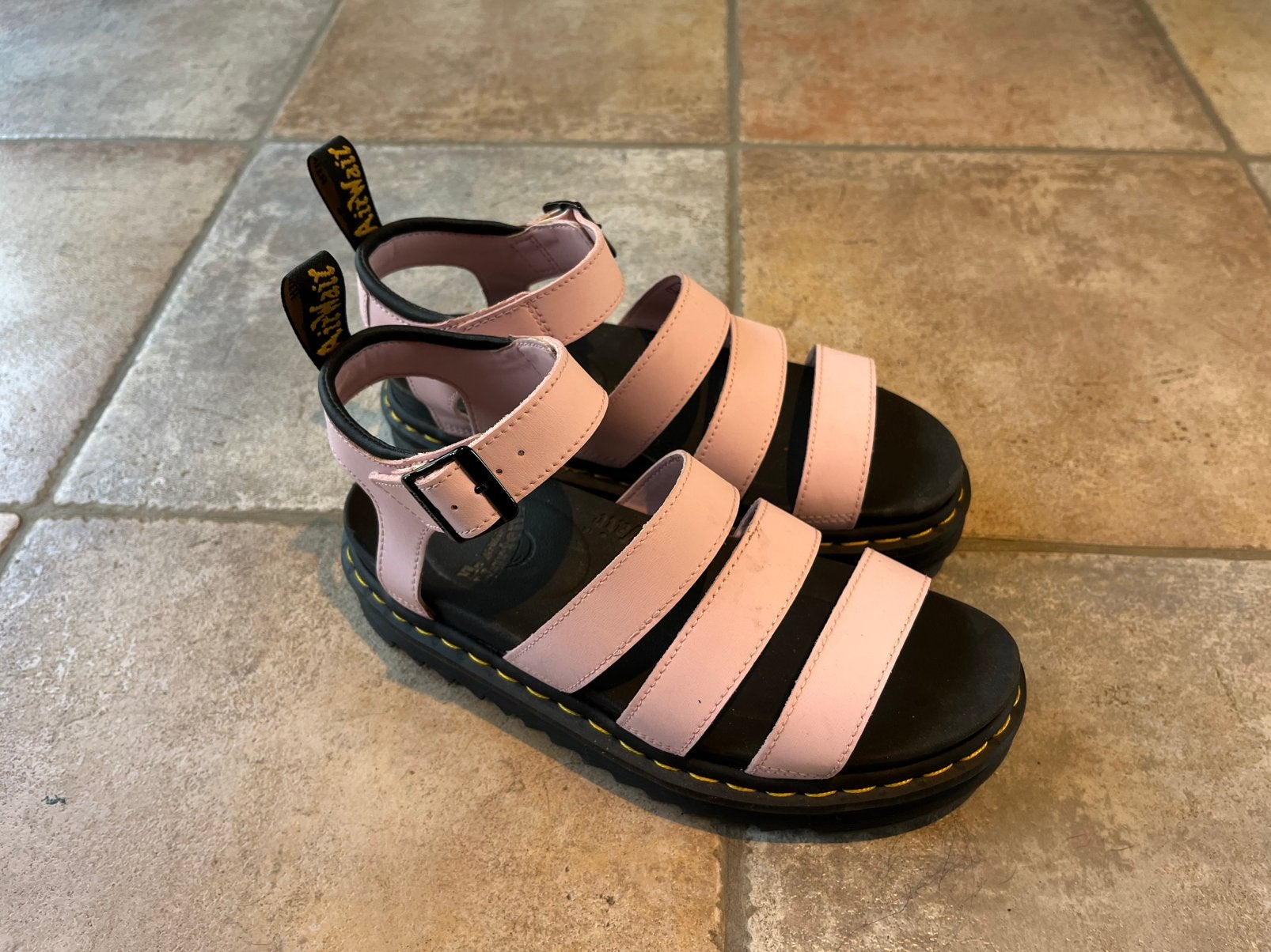 Dr. Martens AirWair sandalen, lichtroze, maat 41, Kleding | Dames, Schoenen, Zo goed als nieuw, Roze, Sandalen of Muiltjes, Ophalen of Verzenden