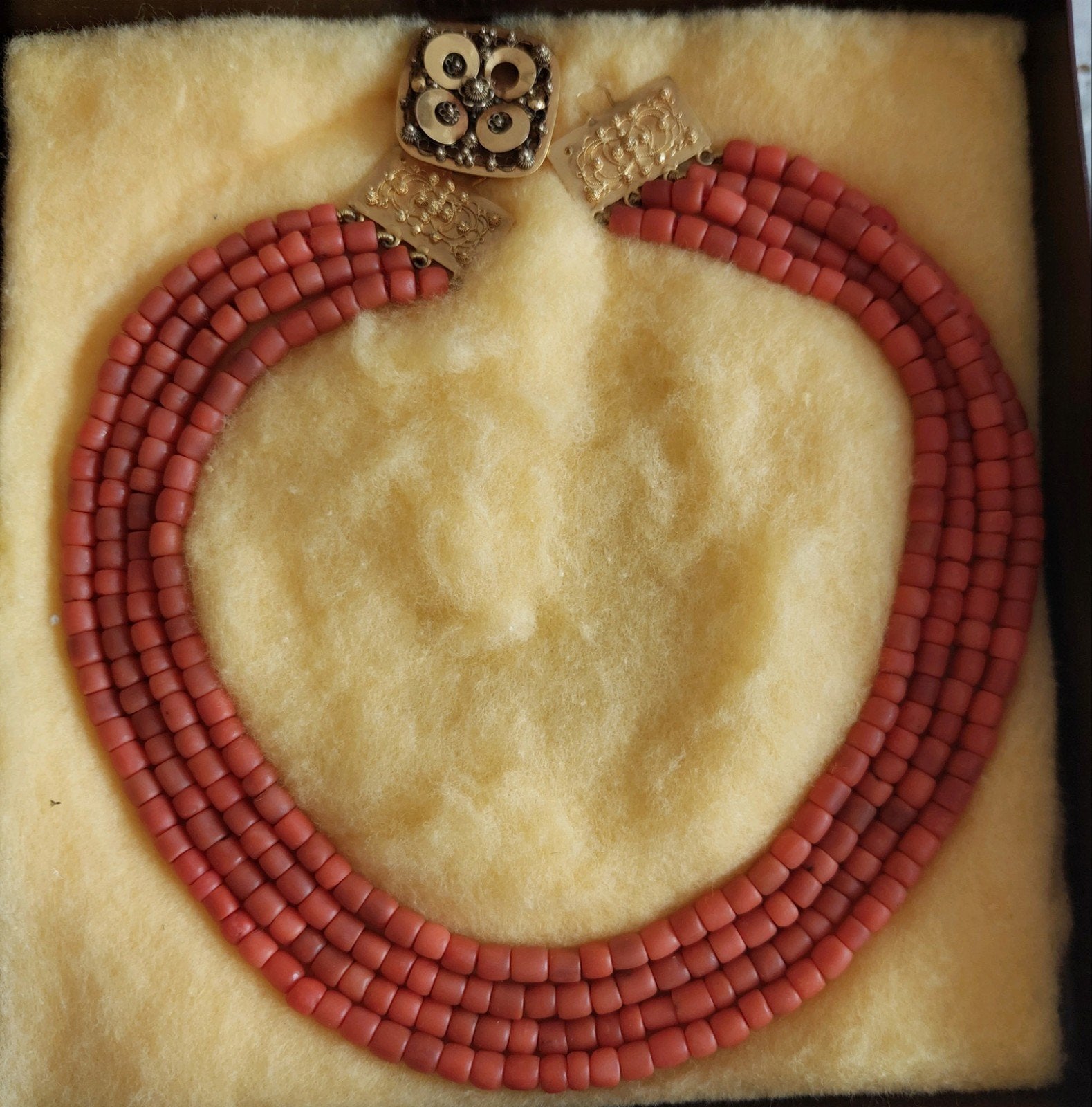 Collier natuurlijk bloedkoraal met 14 karaat gouden slot, Gebruikt, Oranje, Ophalen of Verzenden, Met edelsteen