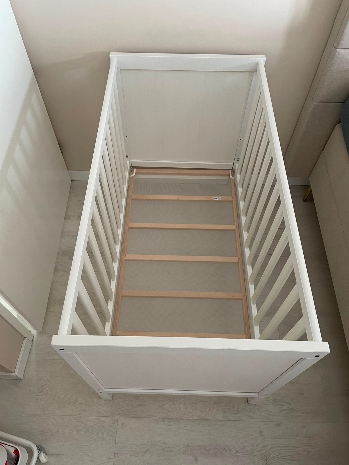 Wit babybedje met lattenbodem incl. Matras, Zo goed als nieuw, Minder dan 140 cm, Minder dan 70 cm, Ophalen