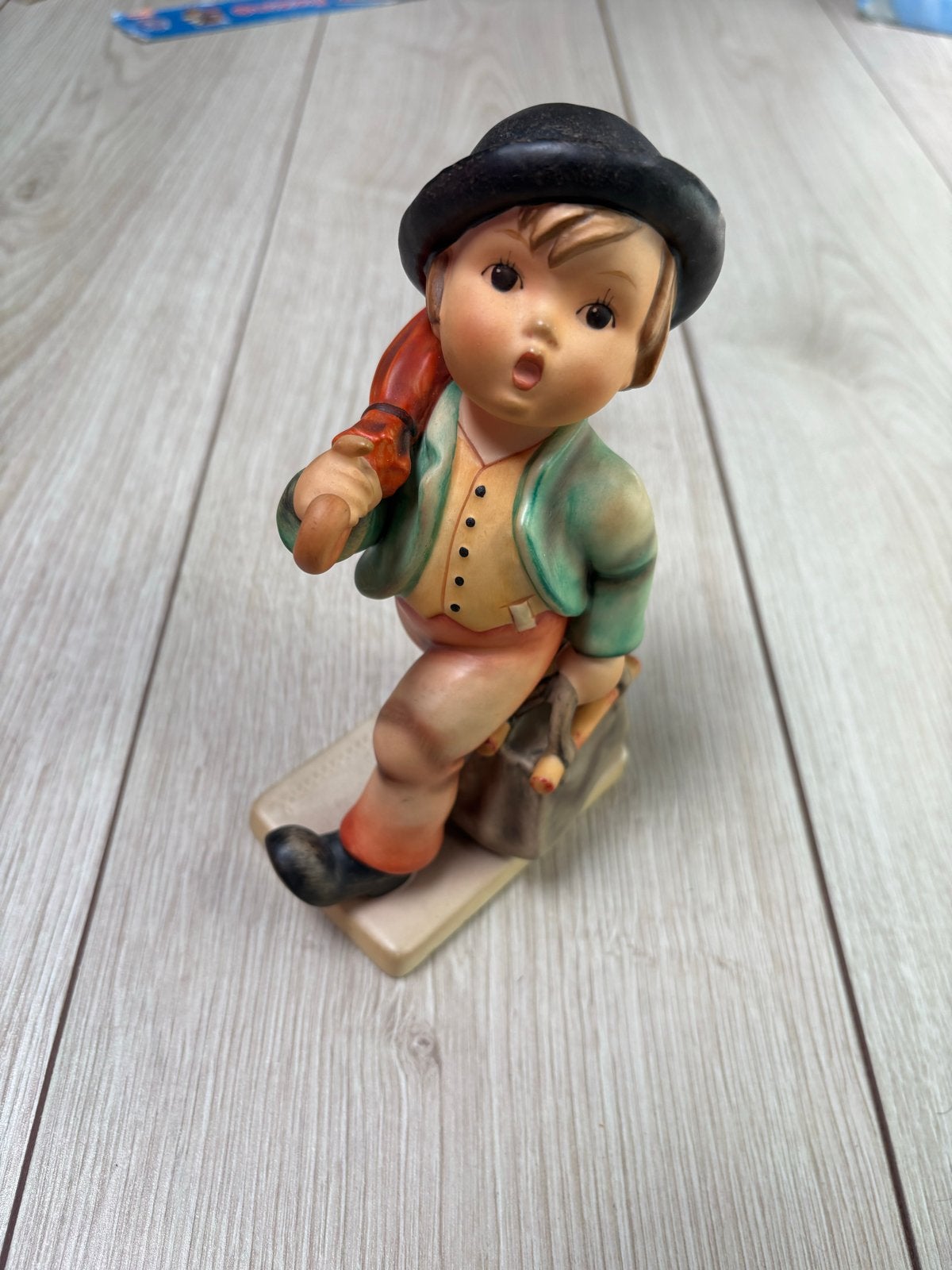 Hummel Goebel beeldje jongen met paraplu en koffer, Verzamelen, Ophalen of Verzenden, Gebruikt
