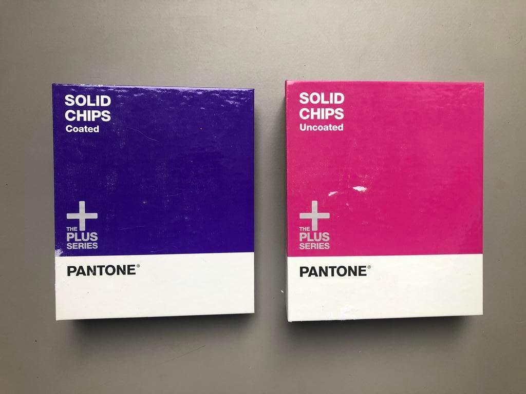 Pantone solid chips (PMS kleurstalen) coated en uncoated, Ophalen of Verzenden, Zo goed als nieuw, Grafische vormgeving
