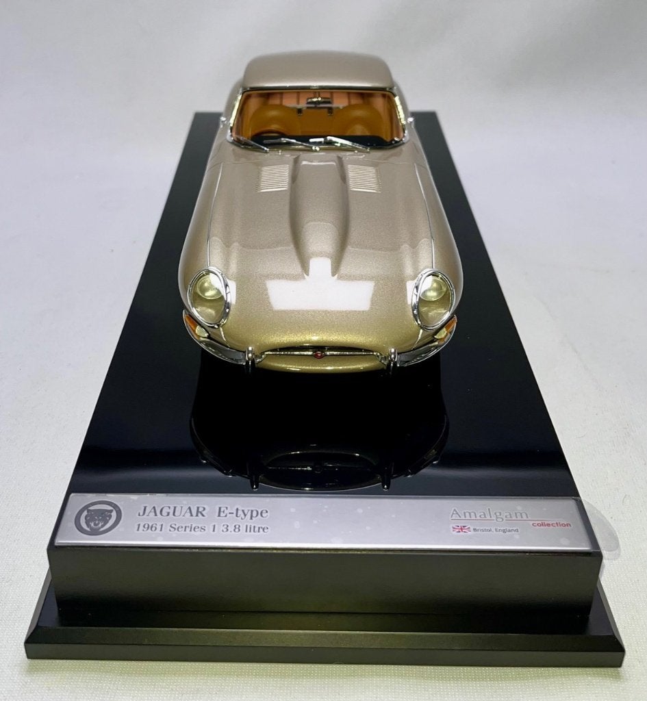 Jaguar E-Type Coupe Goud 1:18 van Amalgam, Hobby en Vrije tijd, Modelauto's | 1:18, Ophalen of Verzenden, Nieuw, Auto, Overige merken