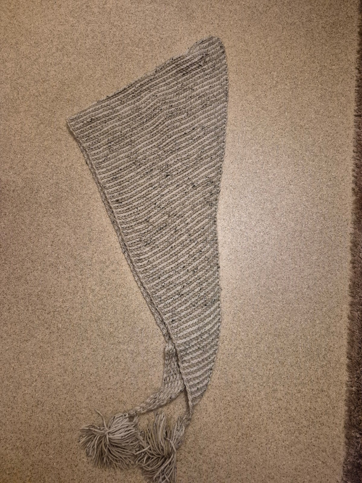 Grijze gebreide sjaal met kwastjes, Ophalen of Verzenden, Zo goed als nieuw, Maat 46/48 (XL) of groter, Sjaal